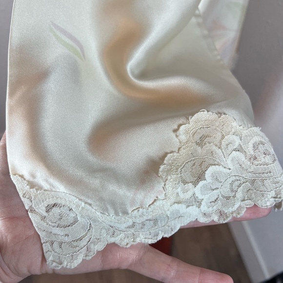 VNTG Bill Tice Satin Printed Lace Trimmed Long Sleeve Tunic Blouse - Picture 6 of 11